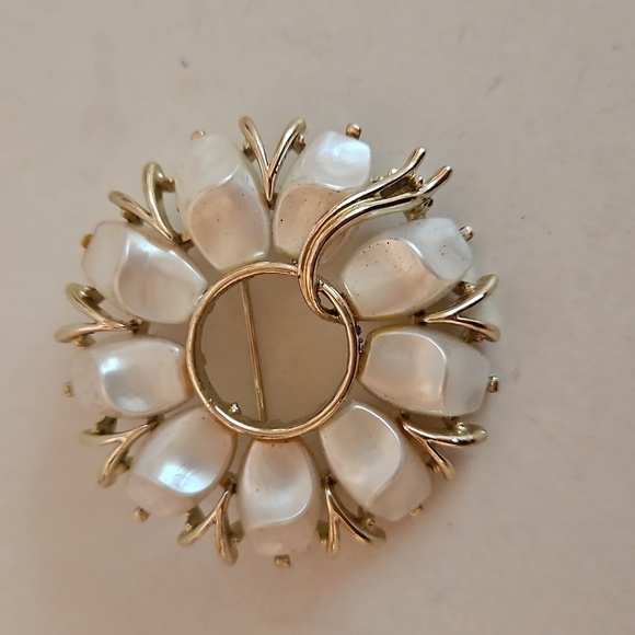 Vintage STAR Brand Goldtone & White Pearlized 4 Piece Jewelry Set - Picture 5 of 13